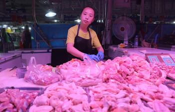 En la ciudad china de Shenzhen, perteneciente a la provincia meridional de Cantón, han encontrado trazas de coronavirus en muestras de un lote de alitas de pollo congeladas importadas de Brasil.