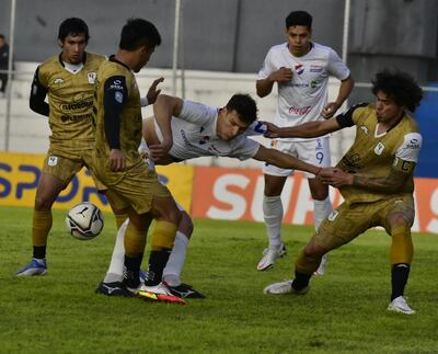 Facundo Bruera pelea por el balón con los defensores de Tacuary en el juego que se disputa en el Arsenio Erico