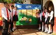 Los alumnos del colegio nacional Don Laureano Romero Ortiz de San Miguel, Misiones, en la presentación de su mural dentro del proyecto educativo, "La Artesanía es la trama que nos une"