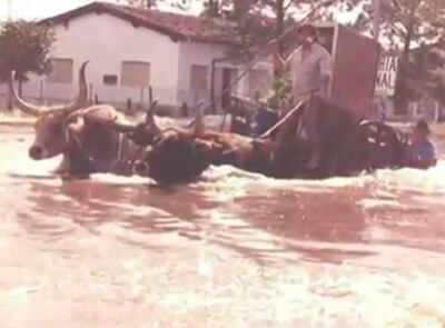 El 24 de mayo 1983, la ciudad de Pilar quedó bajo agua, un hombre en una carreta por el centro de la ciudad, tratando de salvar sus cosas.
