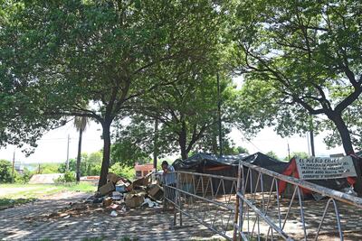 Montaña de basura en la zona de la ocupación de la plaza asuncena “Del Congreso”.