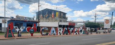 Letras corpóreas que forman el nombre de la ciudad con los símbolos de la comunidad que honra a los reyes del oriente: Melchor, Gaspar y Baltasar, protectores de la población católica.