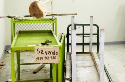 Un cartel de “vendo” con un número de teléfono oferta un local del bloque C del Mercado de Abasto. Tranquilamente cualquier autoridad pudo saber quién es la permisionaria que pretende vender el sitio que pertenece a la Comuna.