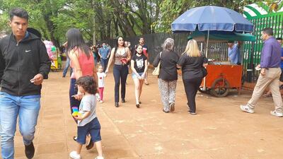 Una gran cantidad de personas van llegando a última hora al Centro Regional de Educación.