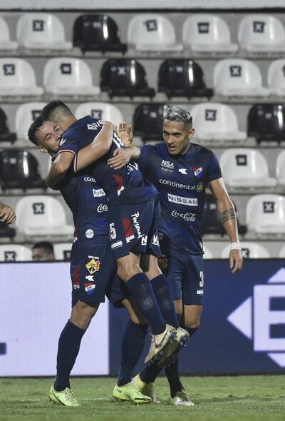 Franco Costa en los brazos de Carlos Arrúa, los goleadores de Nacional frente a Olimpia.