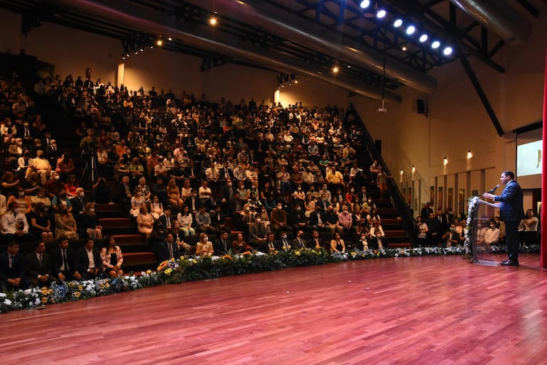 El intendente de Villa Elisa, Ricardo Estigarribia, durante el acto de juramento.