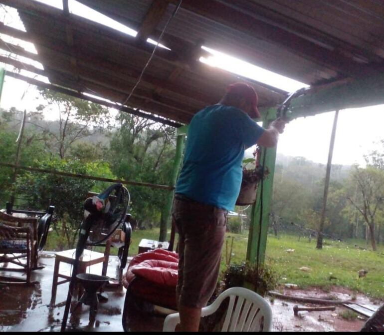 Los techos de varias viviendas fueron destruidos por los fuertes vientos en Santaní