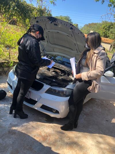 La fiscala Laura Avalos controla uno de los vehículos encontrados en una vivienda de San Antonio, que más bien era un aguantadero de rodados de dudosa procedencia.