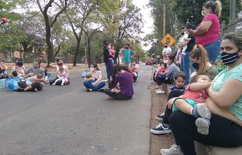 Las madres cerraron la avenida Mariscal López, frente al centro vacunatorio.