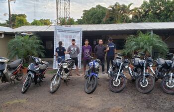 El joven maleante Cristian David Bogado Rivas (en el medio), sindicado por los agentes como un experto en robo de motos, junto a sus dos presuntos cómplices detenidos en la base de Investigaciones de Caaguazú.