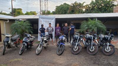 El joven maleante Cristian David Bogado Rivas (en el medio), sindicado por los agentes como un experto en robo de motos, junto a sus dos presuntos cómplices detenidos en la base de Investigaciones de Caaguazú.