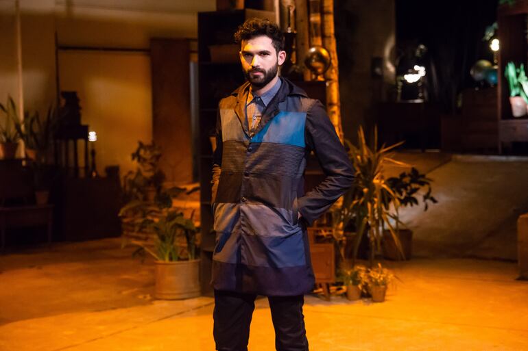 La colección se pasea en una paleta de colores que va desde los azules a ocres, pasando por diferentes tonalidades. Foto gentileza de Belén Peña.