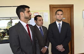 El procurador general Rodolfo Barrios (i) presentó ayer la acción de inconstitucionalidad.