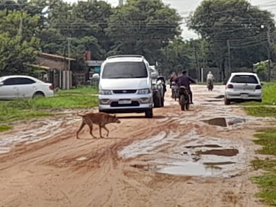 Luego de las últimas lluvias las calles del barrio Aurora de Pilar se encuentran en pésimo estado. Vecinos solicitan a la Municipalidad el adoquinamiento de las calles.