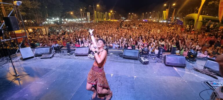 Ayelén Alfonso hizo vibrar al publico presente en la plaza Boquerón de la ciudad de San Juan Bautista.
