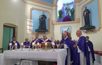 El cardenal Adalberto Martínez, rodeado de obispos, durante la celebración central por los 75 años de creación del Vicariato.