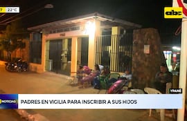 Padres hacen vigilia para inscribir a sus hijos