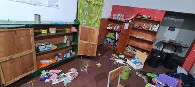 No contentos con sustraer objetos de valor, los ladrones abren muebles, revuelven útiles escolares y dejan un desastre a su paso.