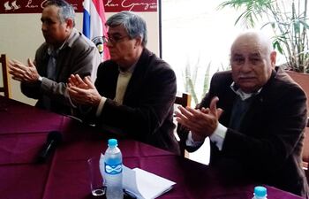 Esta mañana Rubén De Felice (centro) lanzó su precandidatura a la gobernación de Ñeembucú dentro de la concertación. A su lado aparece, Pedro Miranda (izquierda) y Sixto Fernández (derecha).