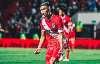 Fausto Vera, 22 años, marcó ayer dos goles para Argentinos Juniors. El volante marcador, con raíces paraguayas, está en la mira de la Albirroja.