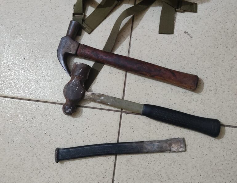 Herramientas usadas por el ladrón para ingresar a la casa.