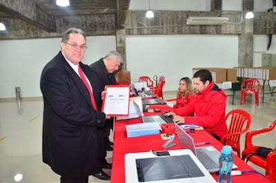 El médico Iván Sosa Villalba cuando inscribió su precandidatura a la Gobernación de Alto Paraná.