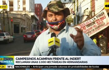Marcial Acosta, dirigente campesino. Labriegos de Toryvete se manifestan frente al Indert.