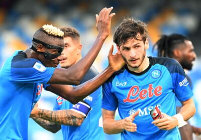 El nigeriano Victor Osimhen (i) congratula al georgiano Khvicha Kvaratskhelia, quien marcó dos goles en la victoria 4-0 del Napoli ante Monza.
