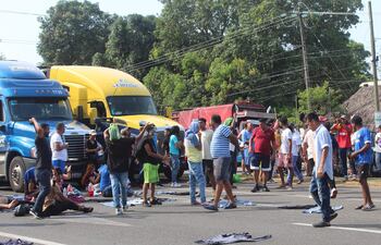 Caravana de migrantes bloquea carretera en sur de México para exigir visas.