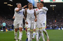 Raphinha (c) celebra el tanto logrado este domingo.