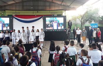 El ministro de Educación, Juan Brunetti, acudió al primer día de clases en San Lorenzo.