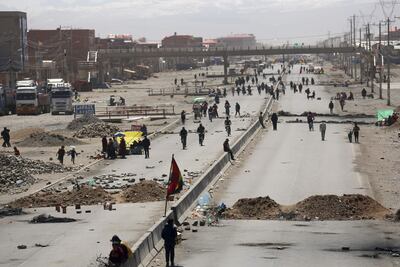 El bloqueo de  los accesos a varias  ciudades por parte de los partidarios más extremistas del expresidente Evo Morales ha causado el desabastecimiento de insumos básicos, lo que terminó causando la muerte de decenas de pacientes con enfermedades críticas.