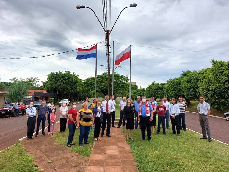 Colectividad polaca de Itapúa en el día de la celebración de la independencia de Polonia este 2021.
