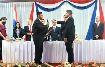 Emanuel Moran como intendente jura ante el presidente de la Junta Municipal, Raúl Riveros