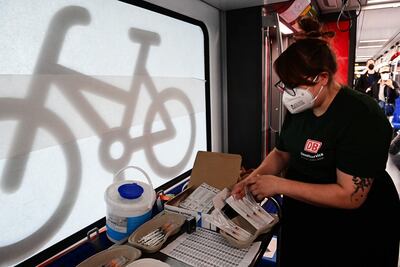 Una enfermera prepara una dosis de la vacuna Janssen contra el Covid-19, de Johnson & Johnson, dentro de un "tren vacunador", en Berlín, Alemania.