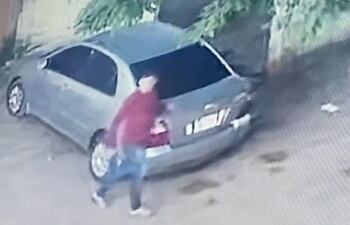 Momento en que el hombre llega a la escena del crimen para llevar el cuerpo.