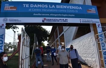 Ingreso al vacunatorio de Fernando de la Mora, habilitado en el Polideportivo de la municipalidad.