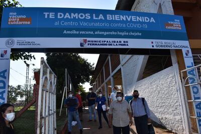 Ingreso al vacunatorio de Fernando de la Mora, habilitado en el Polideportivo de la municipalidad.