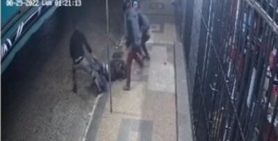 Captura de video del momento en que Cristhian Heriberto Sosa Cano (30) es golpeado brutalmente por tres desconocidos.