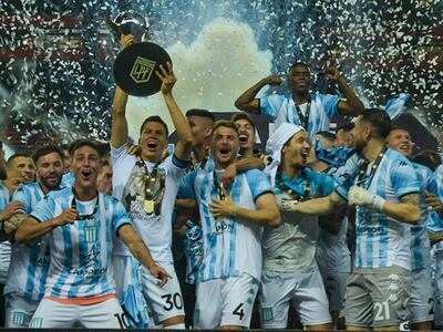Matías Rojas (i) festeja con sus compañeros el título conquistado ayer por Racing al superar en la final a Boca Juniors.
