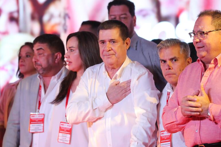 El expresidente paraguayo Horacio Cartes participa hoy en un acto del candidato presidencial Santiago Peña, del Partido Colorado, en Asunción (Paraguay). 