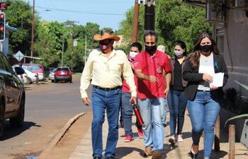 El intendente Rubén Rojas (i) realizó un recorrido para invitar a los responsables de locales comerciales a participar de la competencia.