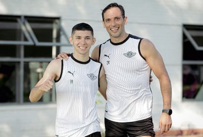 Dos generaciones. Julio César Enciso (el domingo cumple 18 años) y Roque Santa Cruz (40).