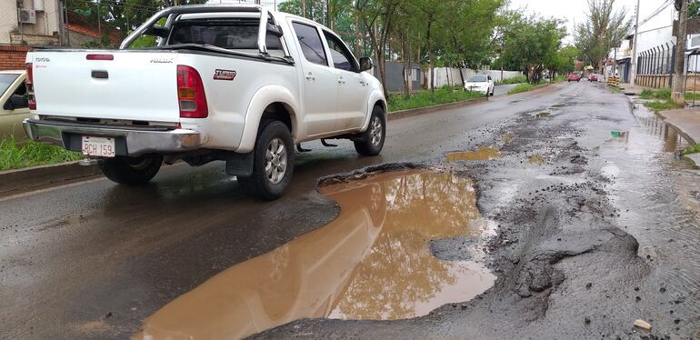 Hasta hace unas horas la transitada avenida Nanawa estaba minada de cráteres