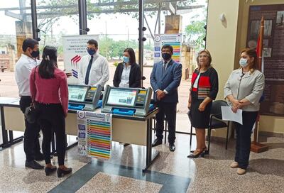 Los abogados son capacitados en el uso de las urnas electrónicas.