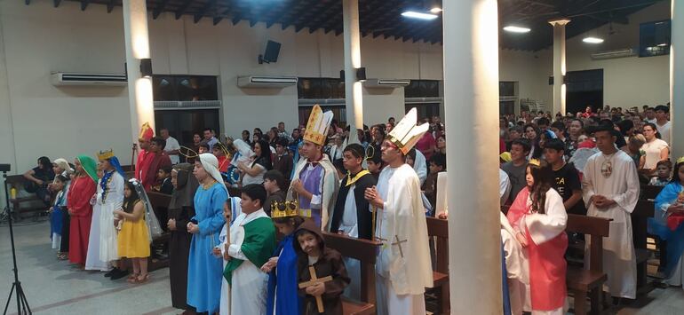 Una singular celebración se vivió en la parroquia de Villa Elisa, por el día de todos los santos. 