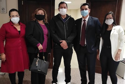 El exintendente Miguel Prieto Vallejos (centro) con su abogada defensora Gilda María Portillo Vera. La jueza de sentencia Zunilda Martínez absolvió al político opositor de una querella.