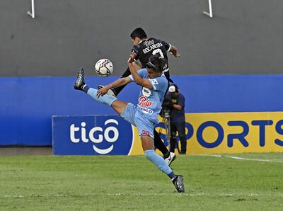 El autor del gol, Ronaldo Martínez eleva la pierna para ir a la disputa con el zaguero colombiano Daniel Bocanegra.