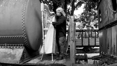 Ismael Ledesma en un fotograma del videoclip de “El tren y la luna”, creado por su hija Johanna.