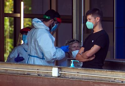 Un hombre espera para ser testeado en busca de Covid-19, en la ciudad vasca de Guernica.